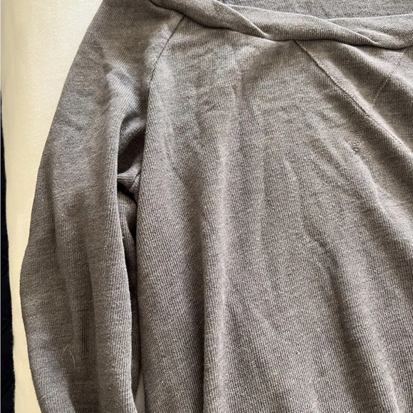 Splendid womens grey distressed soft pull over sweater sweatshirt fall top small - Picture 2 of 5